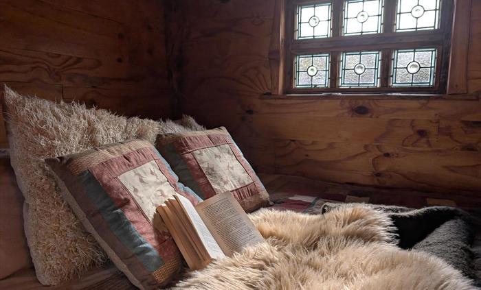 King size nook bed to relax